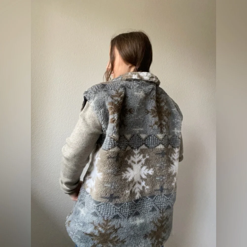 Fur Snowflake Vest - Picture 3 of 4